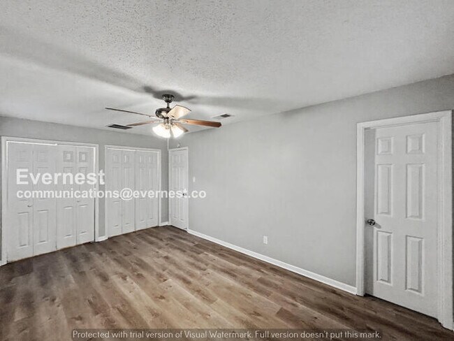 Building Photo - Limited Time Special Offer! / 3 Bed/2 Bath Home with Fenced Yard / Pet-Friendly