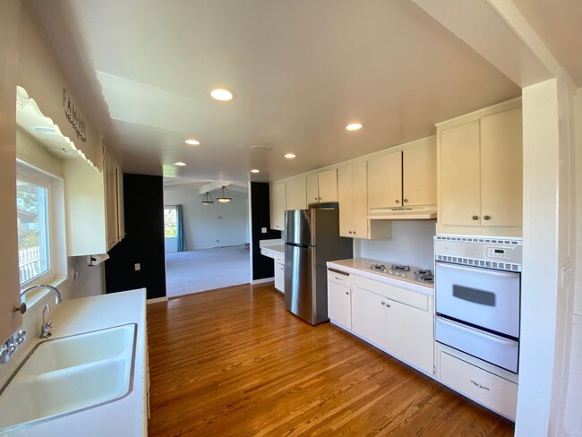 Building Photo - Unique 4 Bedroom 2 bath Guest Home in Ocea...