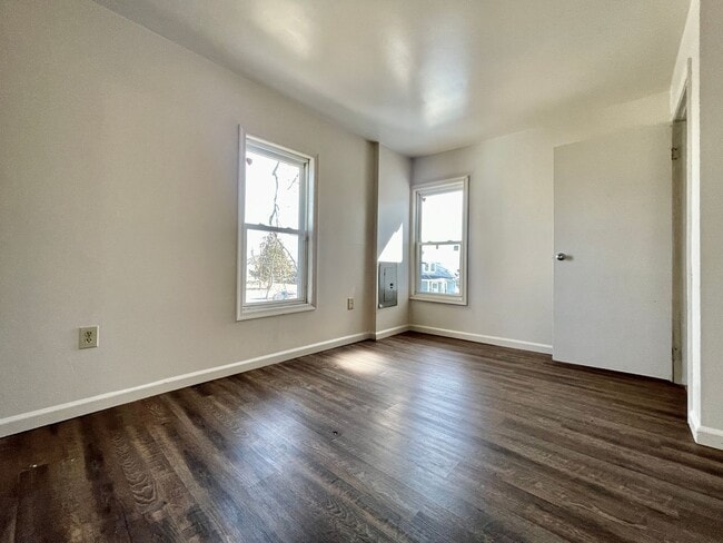 Building Photo - 328 D St