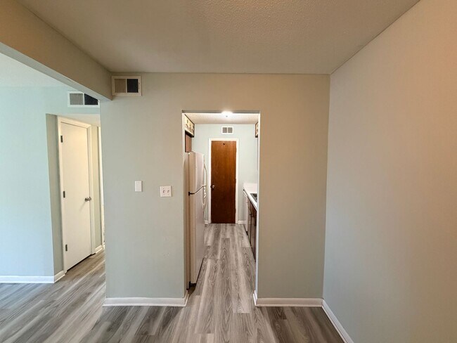Building Photo - Check Out This 2Bedroom/1Bath Apartment!