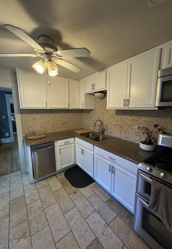 Building Photo - 3 Bedroom + Den in Minneapolis