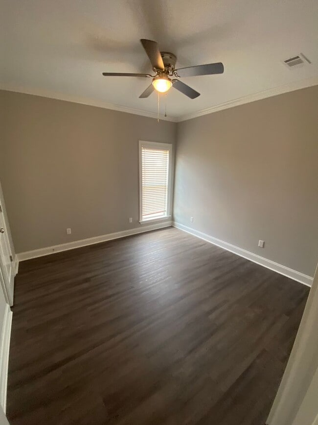 Building Photo - 140 Scarlet Wy