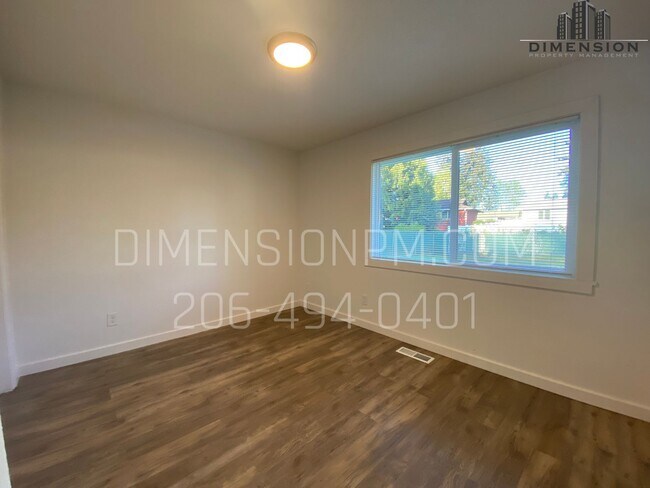 Building Photo - Ready to Move in Refreshed Ramber!