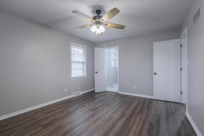 Building Photo - 6725 NW Hilldale Dr