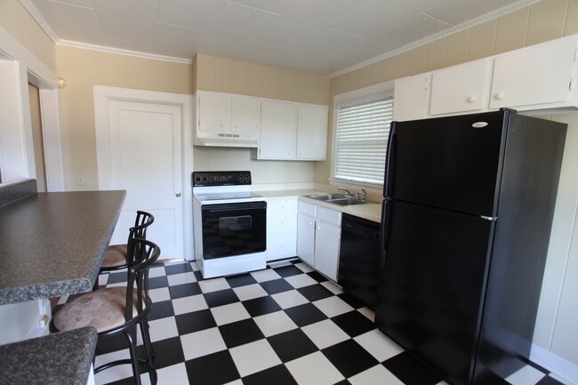 Building Photo - 3bed/2bath House off of Wire Road. Rental includes water!