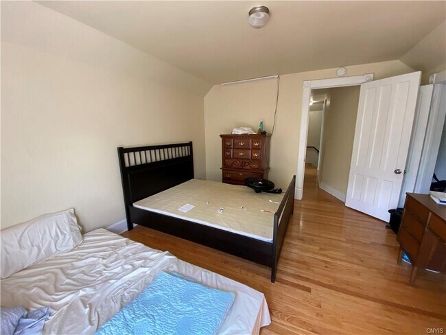 Building Photo - 208 Bassett St