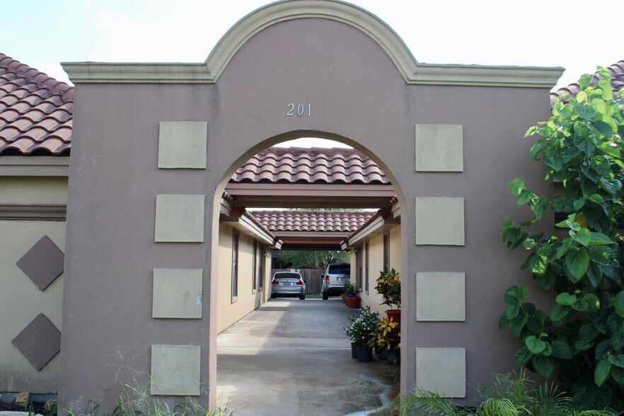 Primary Photo - 201 S Ridge Ln