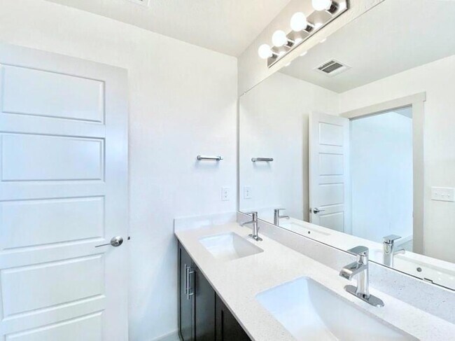 Building Photo - 1056 Winnsboro Lp