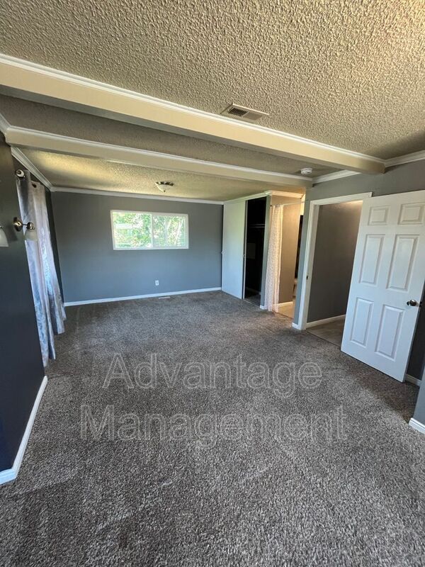 Building Photo - 218 W 205 N