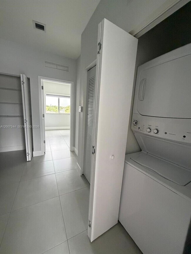 Building Photo - 381 E 50th St