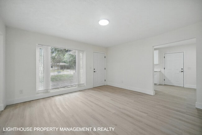 Building Photo - Renovated 3 Bed/2 Bath Home with Den & Off...
