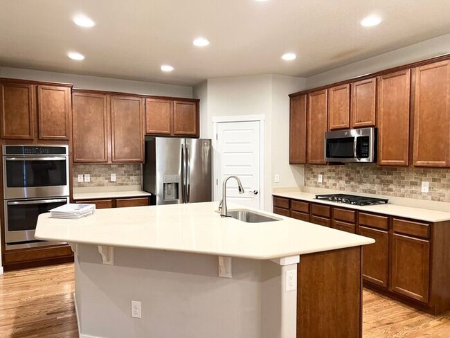 Building Photo - 5 Bedroom/4 Bathroom Ranch Style Home Loca...