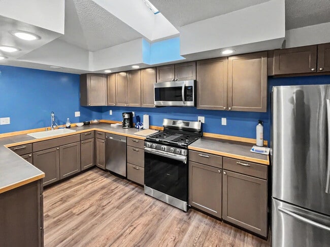 Building Photo - 9330 Emerald Dr