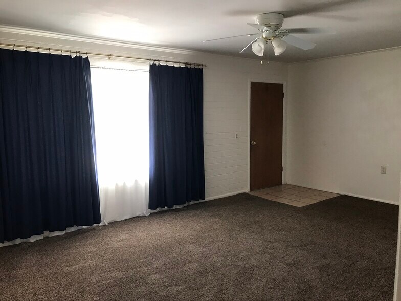 Building Photo - 806 W Stirrup Dr