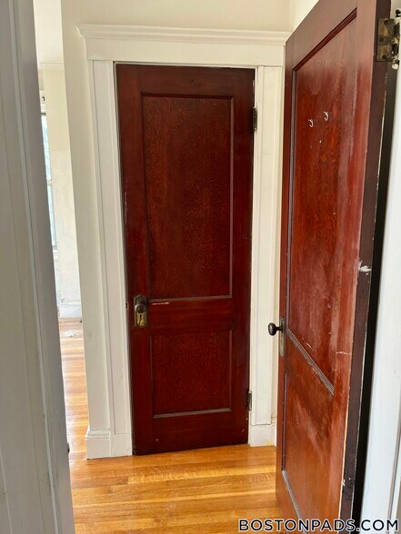 Building Photo - 86 Maple St