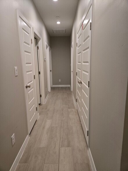 Building Photo - 705 Deanne Dr
