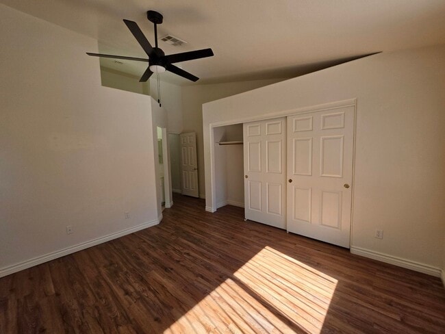 Building Photo - Beautiful Single Story Home
