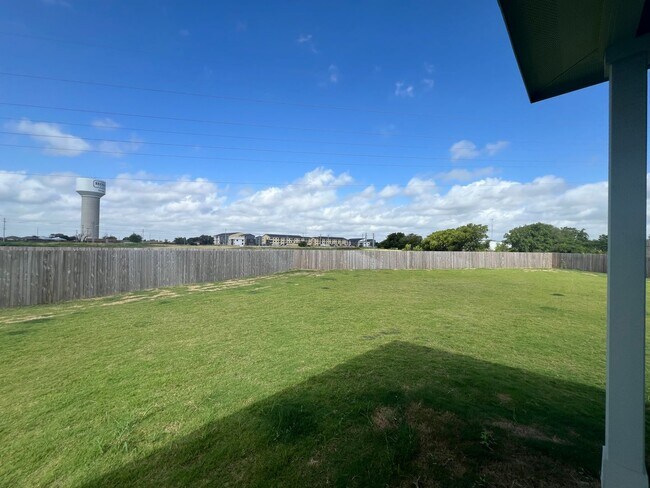 Building Photo - Luxury 3/2 Duplex in Seguin, Texas