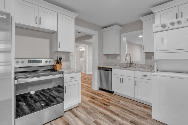 Building Photo - 4623 Doris Cir S