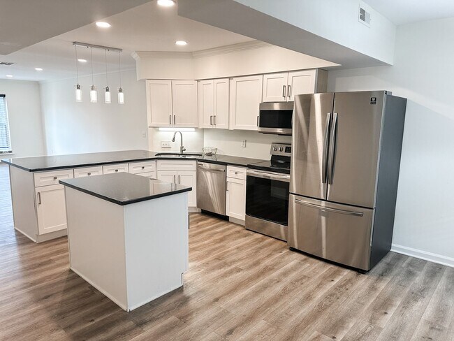 Building Photo - Spacious Renovated 3-Bedroom Condo Near UT Campus