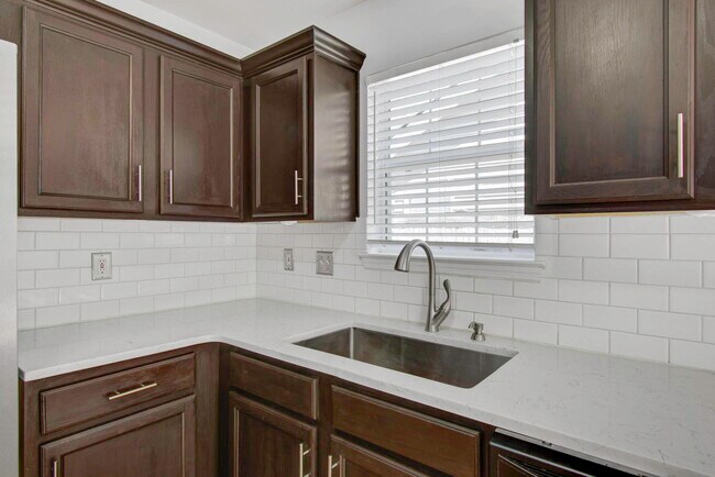 Building Photo - 5328 Tidewater Dr