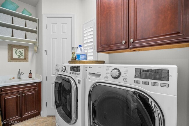 Building Photo - 9064 Siesta Bay Dr