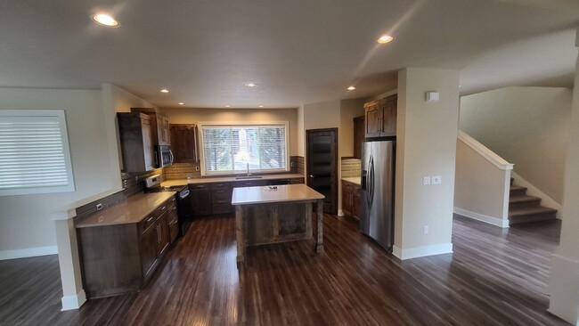 Building Photo - 3 Bed 2.5 bath plus bonus-Fenced-corner lo...