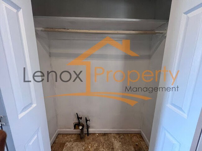 Building Photo - 3 Bedroom Home In Westland $300 off First Month Rent