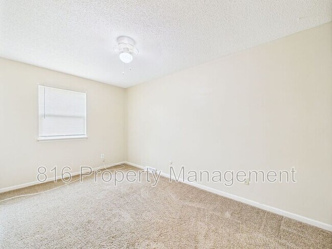 Building Photo - 164-168 SW Robin Rd