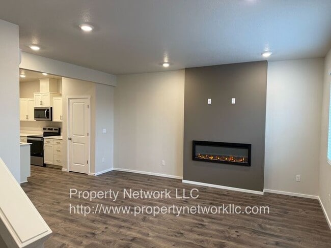 Building Photo - Wonderful 3 Bedroom Townhouse