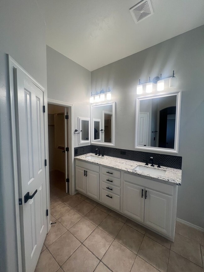 Building Photo - ATTRACTIVE SANTA FE 3 BEDROOM IN VAIL SCHOOL DISTRICT.