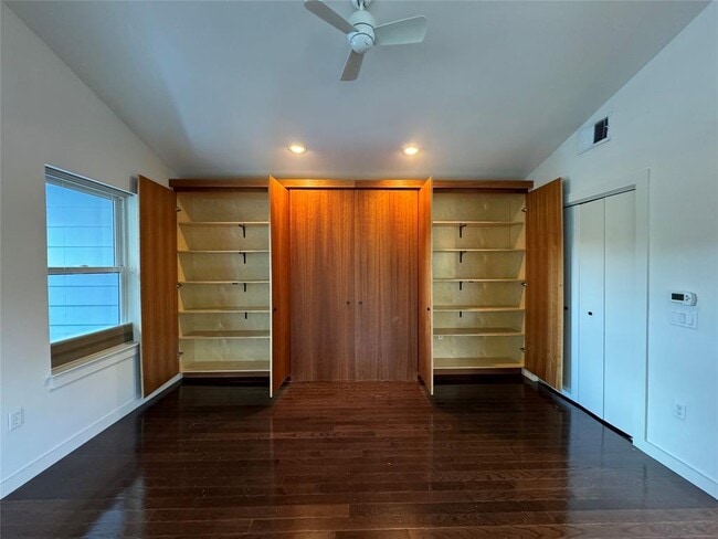 Building Photo - 1208 E 2nd St