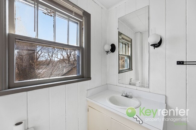 Building Photo - E Lewis St Duplex