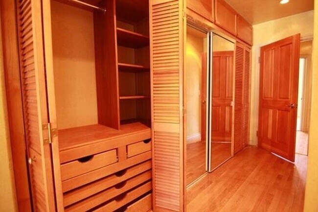 Custom Closets - 12707 Califa St