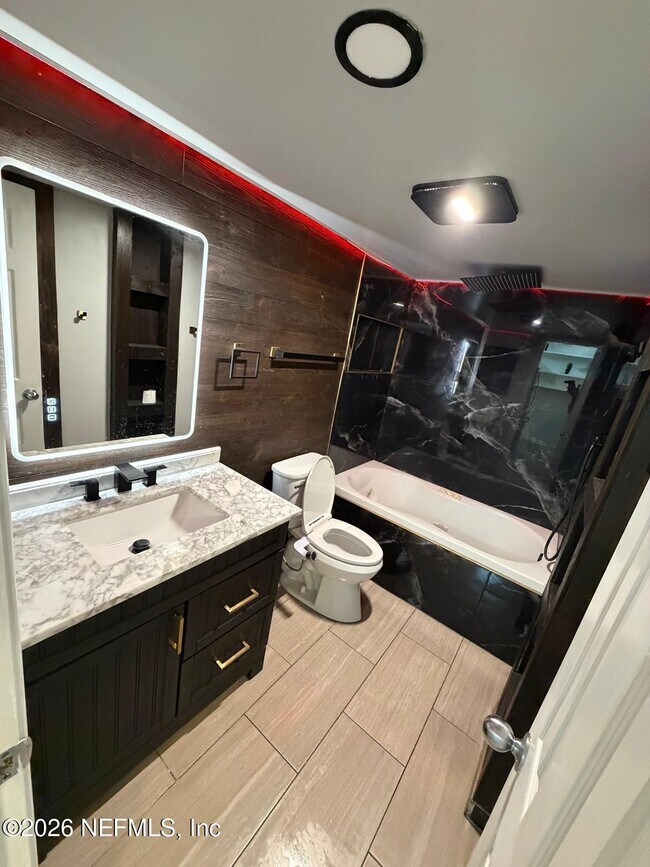 Building Photo - 222 14th Ave N