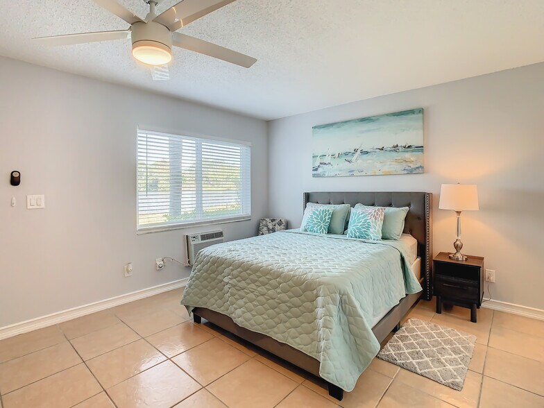 Building Photo - 4145 Dolphin Dr