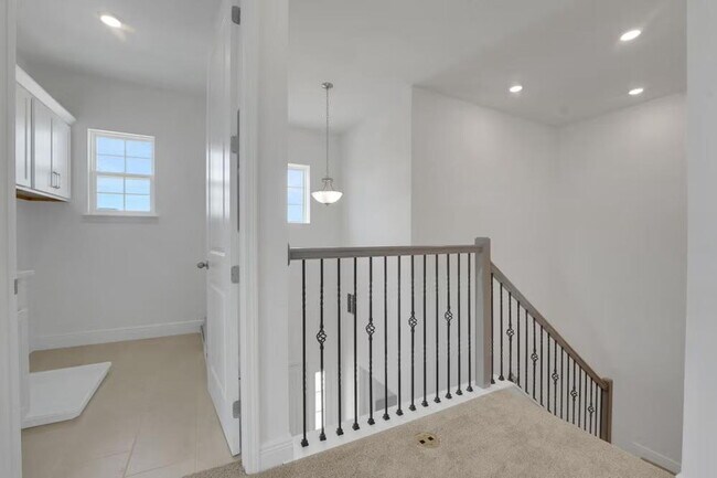 Building Photo - "Spacious 4-Bedroom Gem with 3 Full Baths in Charming Winter Garden!"