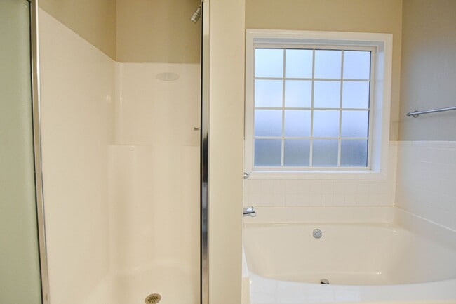Building Photo - Pet Friendly Three Bedroom!