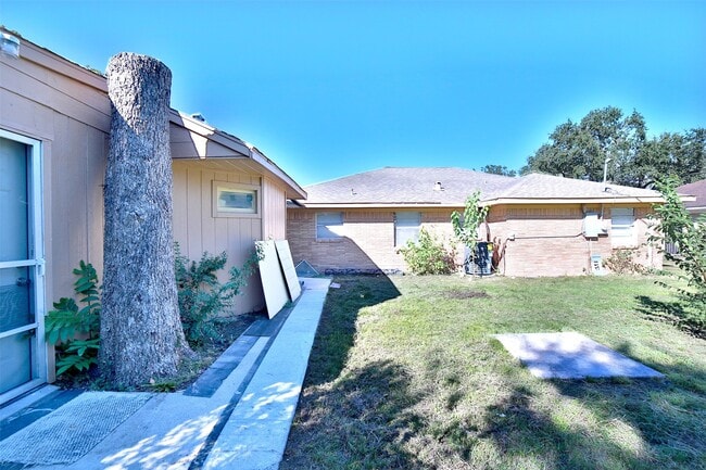 Building Photo - 222 Spell St