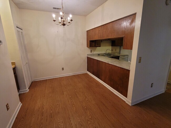 Building Photo - 100 Brighton Hl Cir