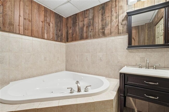 Building Photo - 946 Laurel Cir