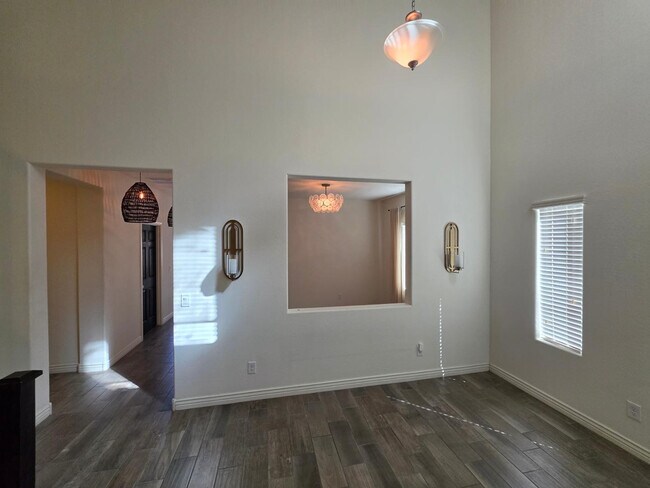 Building Photo - 2756 E Hickory St