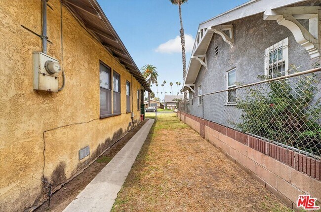 Building Photo - 5008 S Wilton Pl