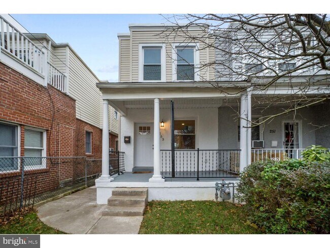 Building Photo - 253 Iona Ave