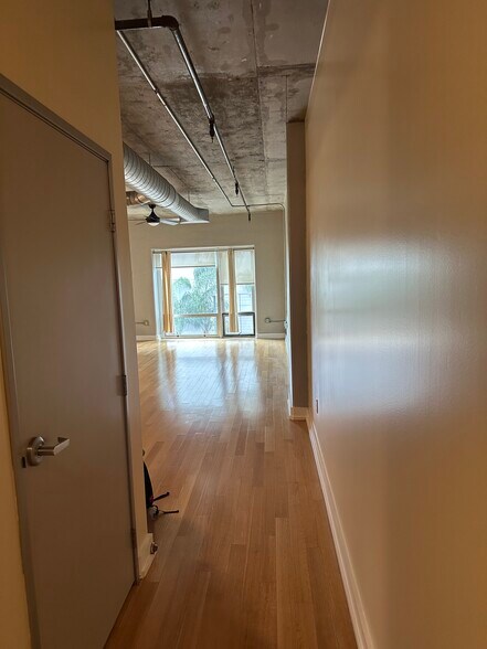 Building Photo - 645 W 9th St