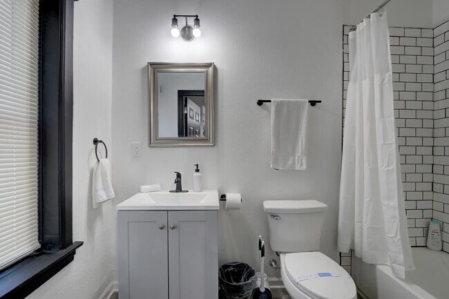 Building Photo - 1925 N Prospect Ave