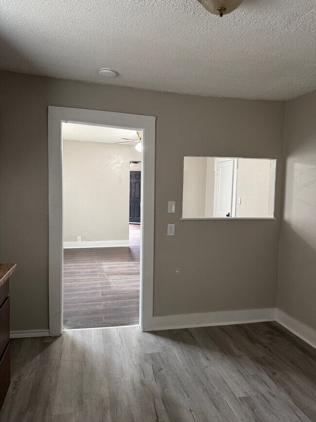 Building Photo - 702 N Buchanan St