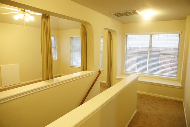 Building Photo - Fabulous 3/2.5   Home in Circle C - Great Views, Yard, Beautiful Home!