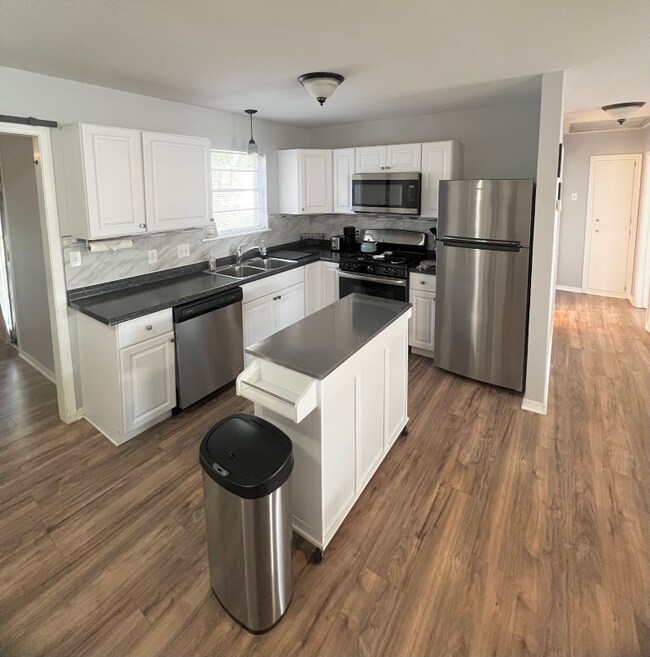 Building Photo - 4813 Bermuda Cir