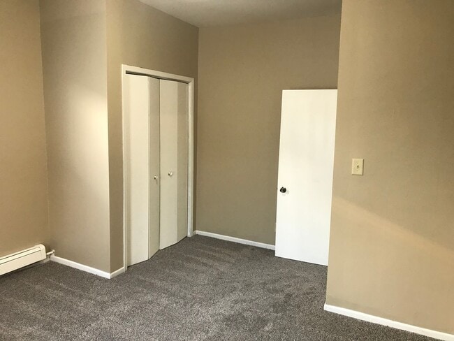 Building Photo - 812 E 7th St